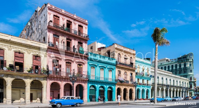 Bild på Die Hauptstrae in Havanna Calle Paseo de Marti mit alten restaurierten Huserfronten und Oldtimer auf der Strae